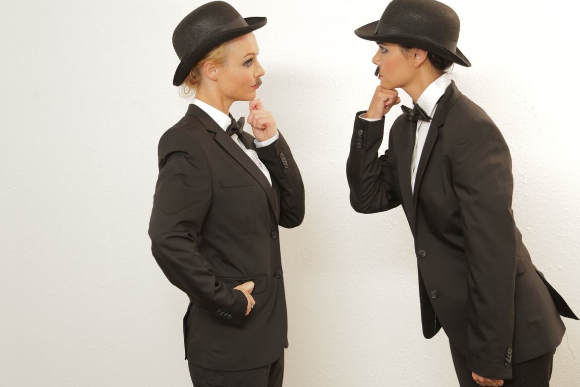 17P Las raras chicas porno Dana Vespoli y Kayden Kross se ponen bigotes