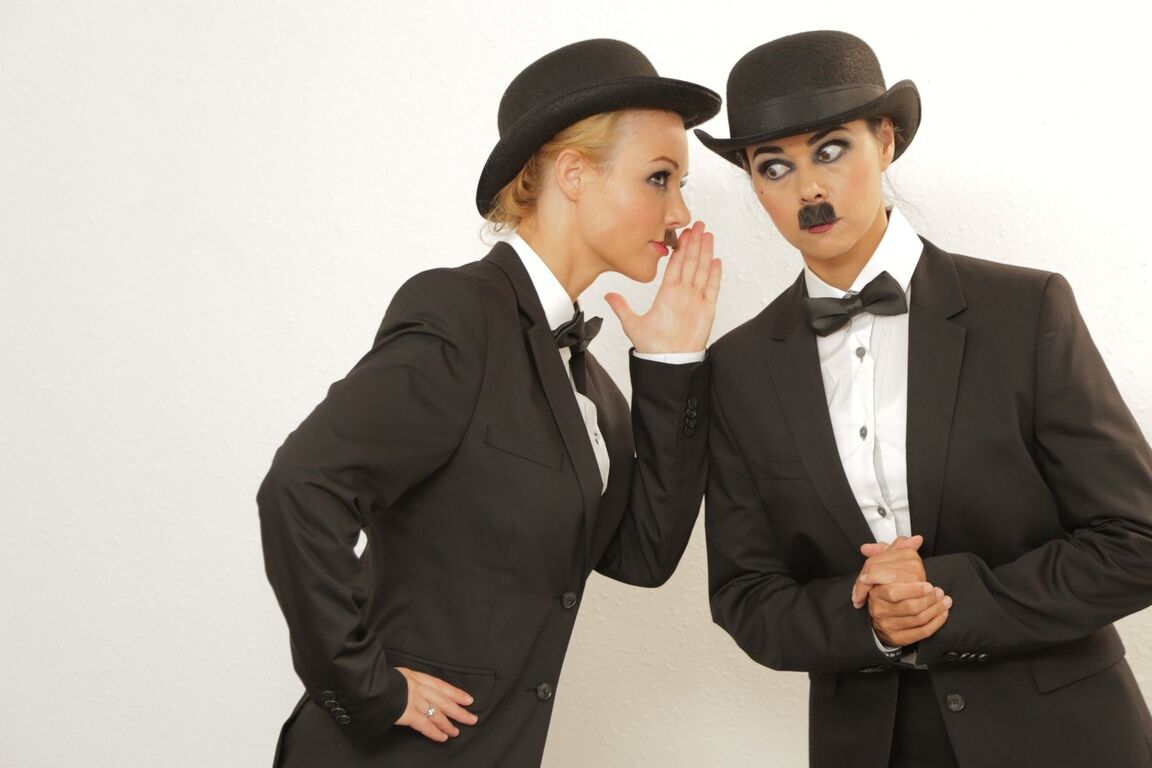 17P Las raras chicas porno Dana Vespoli y Kayden Kross se ponen bigotes
