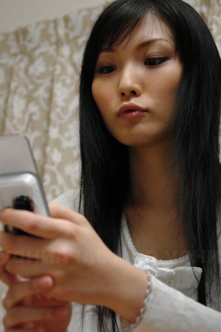 20P A japonesa excitada Ruri Shinohara configura uma webcam e brinca com seu regalo peludo