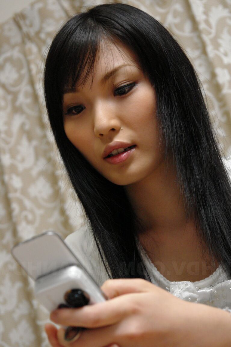 20P A japonesa excitada Ruri Shinohara configura uma webcam e brinca com seu regalo peludo