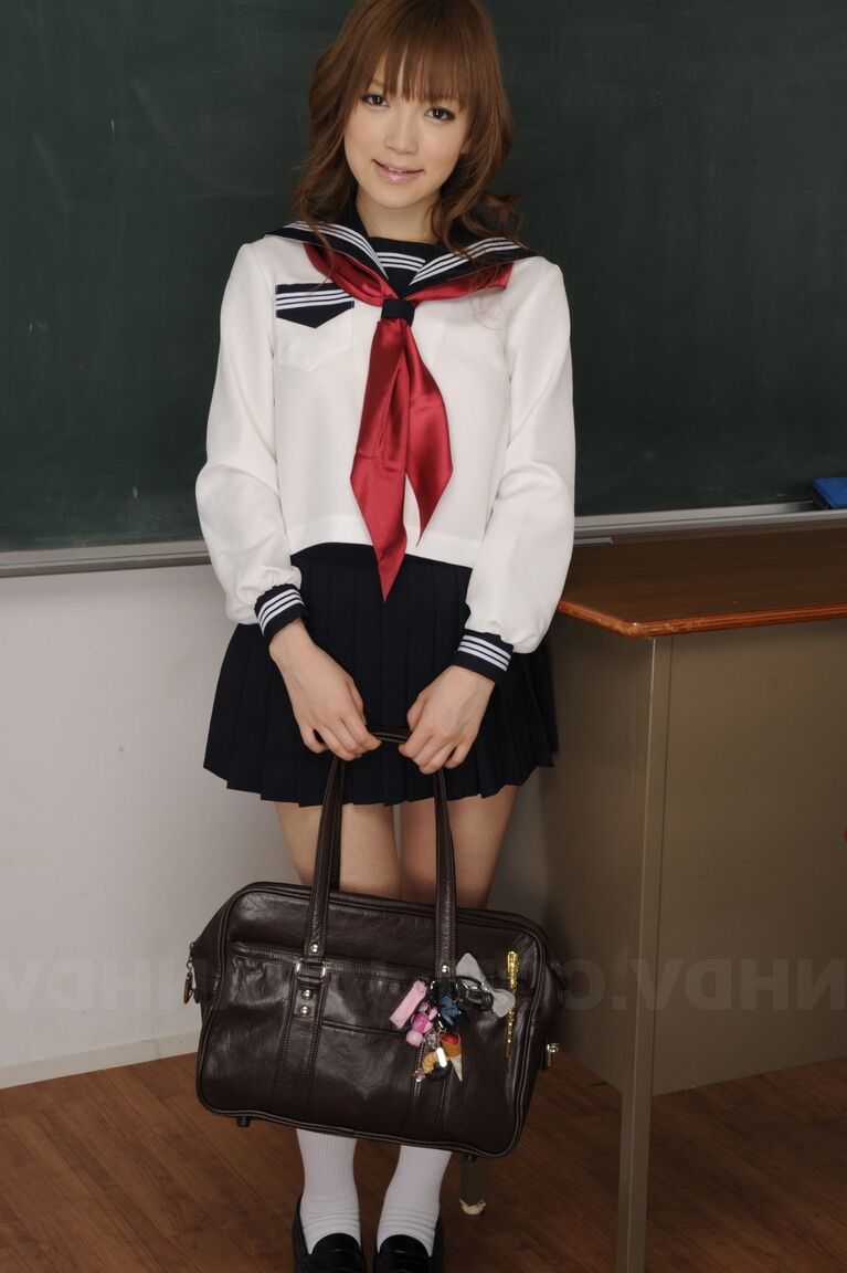 15P かわいい日本の赤毛音井なずながセーラー服からトリミングされたマフを解放します