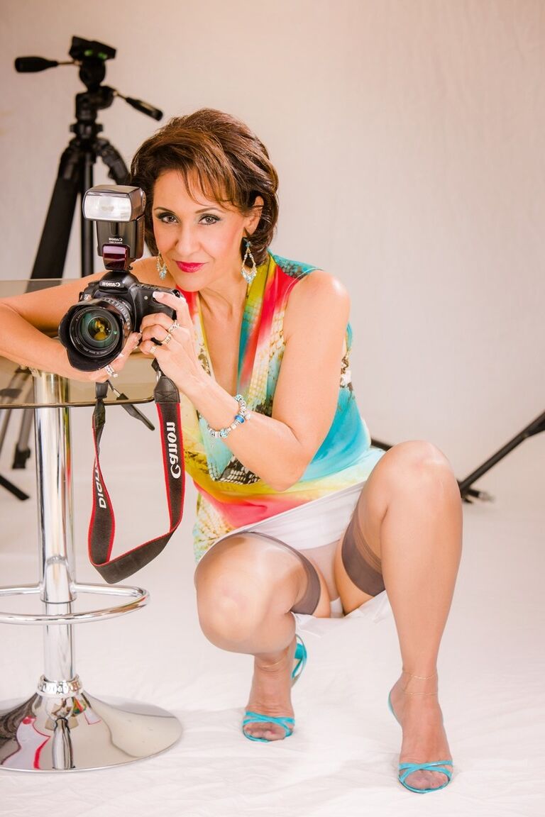 16P A senhora madura Roni Ford tira a saia em lingerie vintage e meia-calça