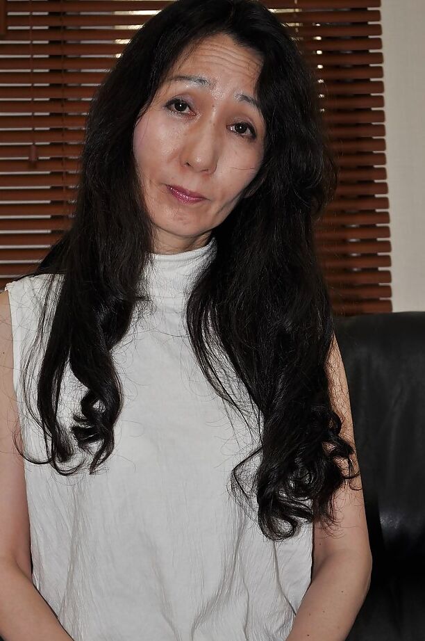 16P, la fille asiatique mature Nobue Toyoshima se déshabille et taquine sa chatte poilue