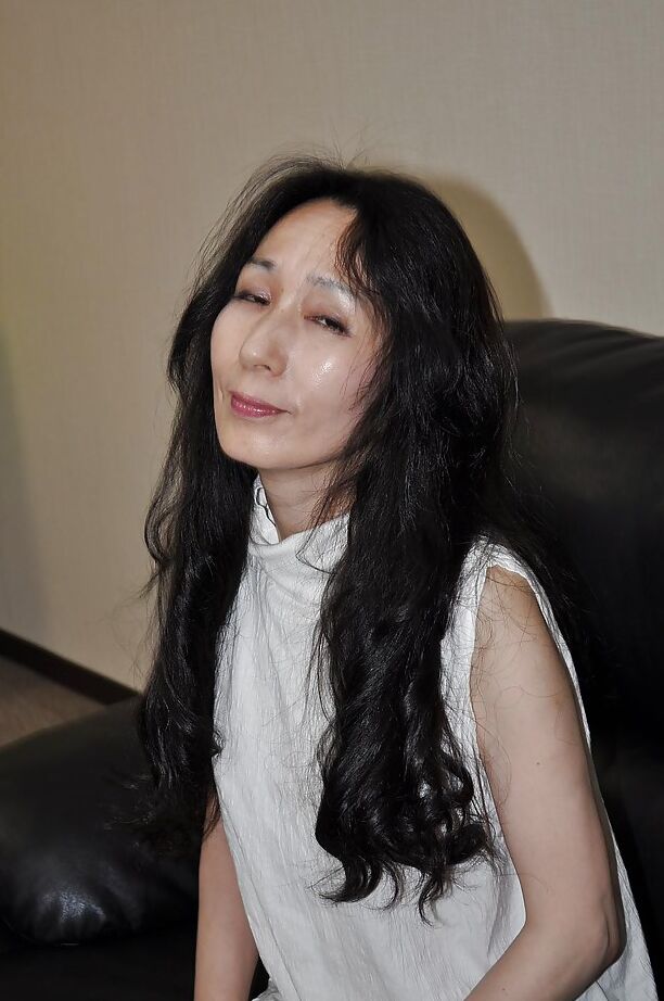 16P, la fille asiatique mature Nobue Toyoshima se déshabille et taquine sa chatte poilue