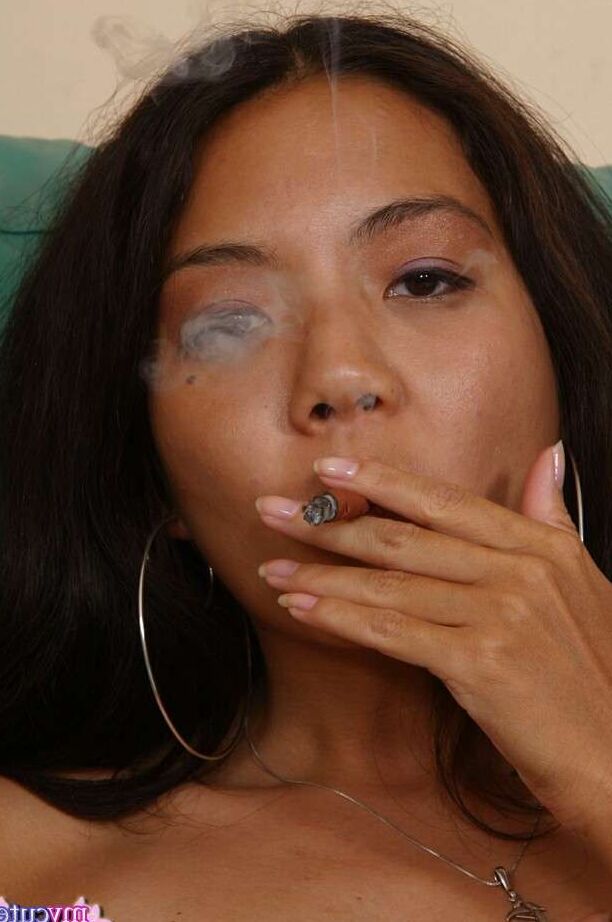 16P Asiática amateur fuma mientras se folla el coño con los dedos en acción en solitario