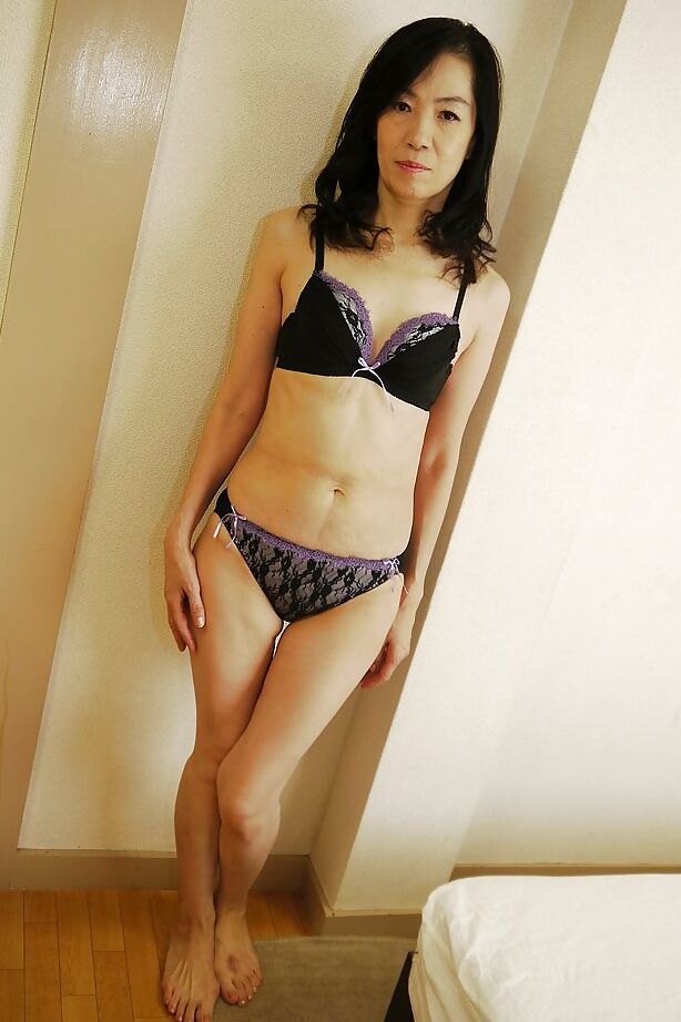 Yukiko Asaba, maman asiatique 16P, joue avec un vagin poilu recouvert de nylon