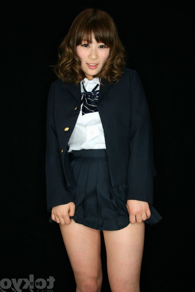 16P Estudiante japonesa se sube la minifalda antes de que le follen la boca