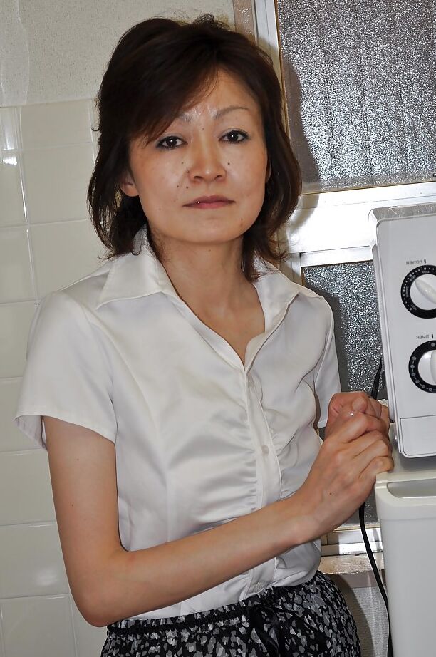 16P Tímida senhora asiática madura Takako Kumagaya se despindo e abrindo as pernas
