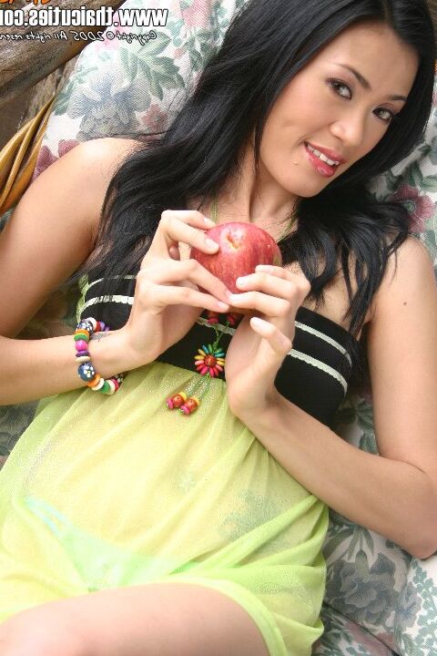 15P Thai Cutie Ning compartilha frutas