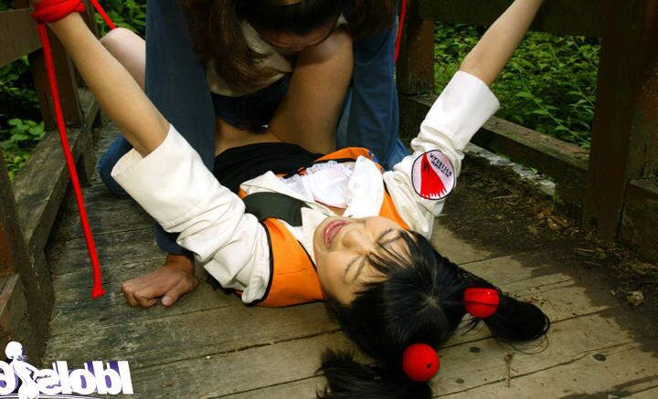 16P Nena asiática sumisa es atada y follada rudamente al aire libre