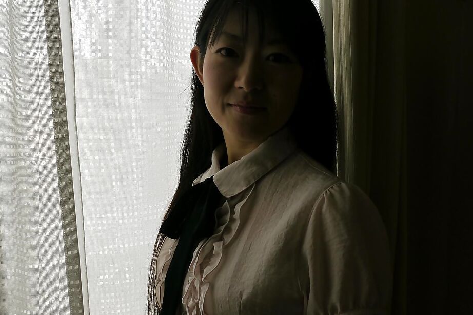 16P La asiática Ayane Ikeuchi abriendo el coño en uniforme y pantimedias