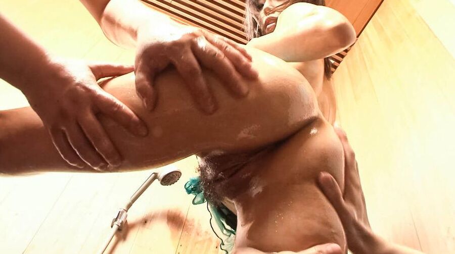 15P Yuki Asami Asian caresse son derrière et son vagin chauds sous la douche