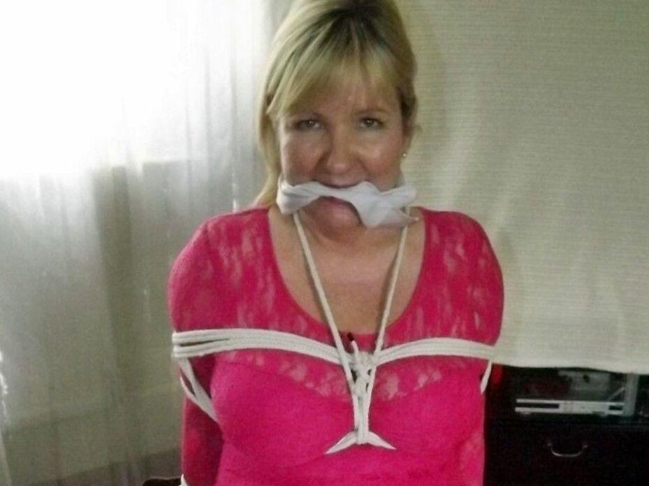 16P Dame mûre aux cheveux blonds a ses gros seins naturels exposés après avoir été ligotée