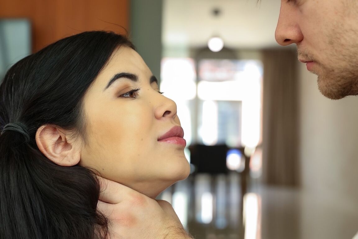 21P La colegiala súper sexy Lady Dee es disciplinada y follada a lo perrito