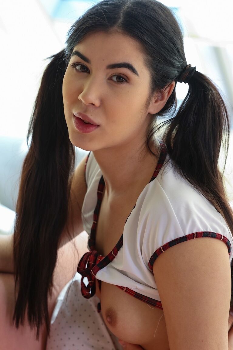 21P La colegiala súper sexy Lady Dee es disciplinada y follada a lo perrito