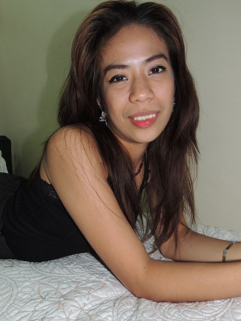 15P La pequeña asiática Chelsy es follada y jizzada por un turista sexual
