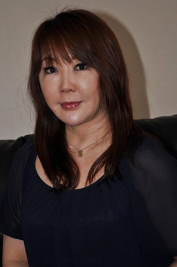16P La atrevida MILF asiática Junko Ishikura se desnuda y hace vibrar su clítoris