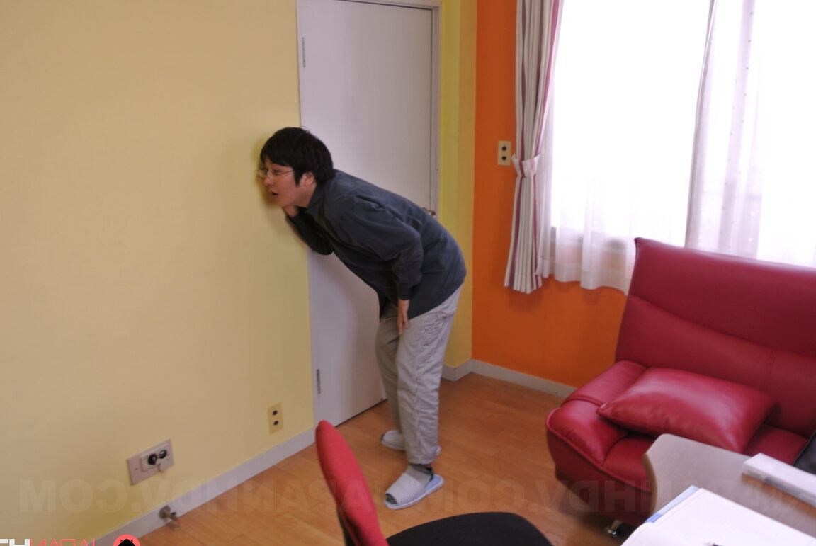 20P A dona de casa asiática com tesão Yui Ayana seduzindo o filho nerd do vizinho