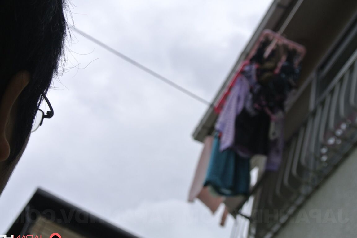 20P A dona de casa asiática com tesão Yui Ayana seduzindo o filho nerd do vizinho