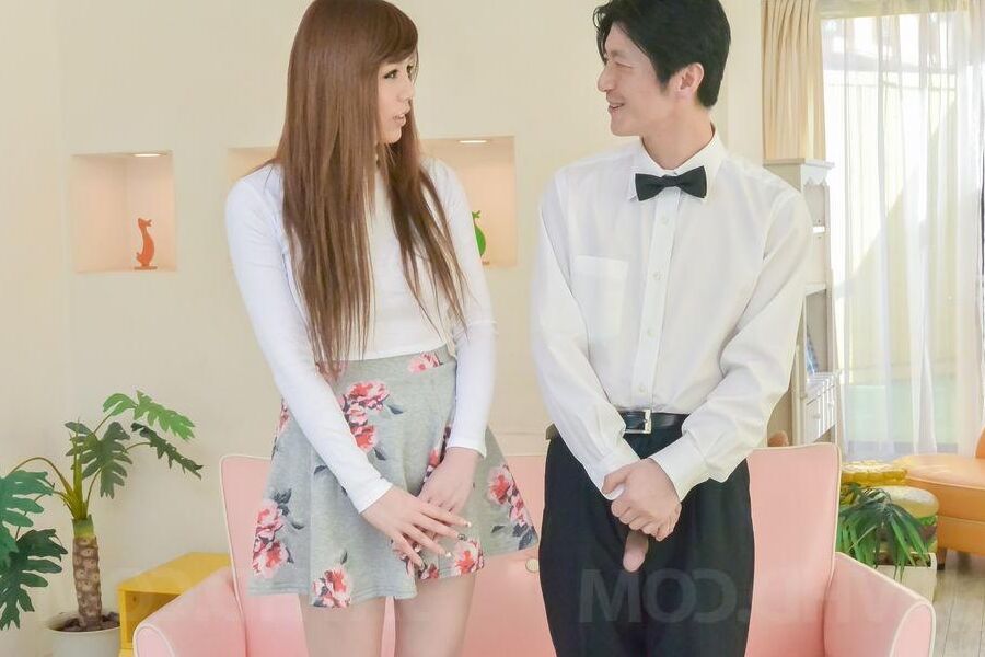 15P Maki Koizumi reibt ihre Muschi über ihren Tanga und fickt sie mit einem Vibrator