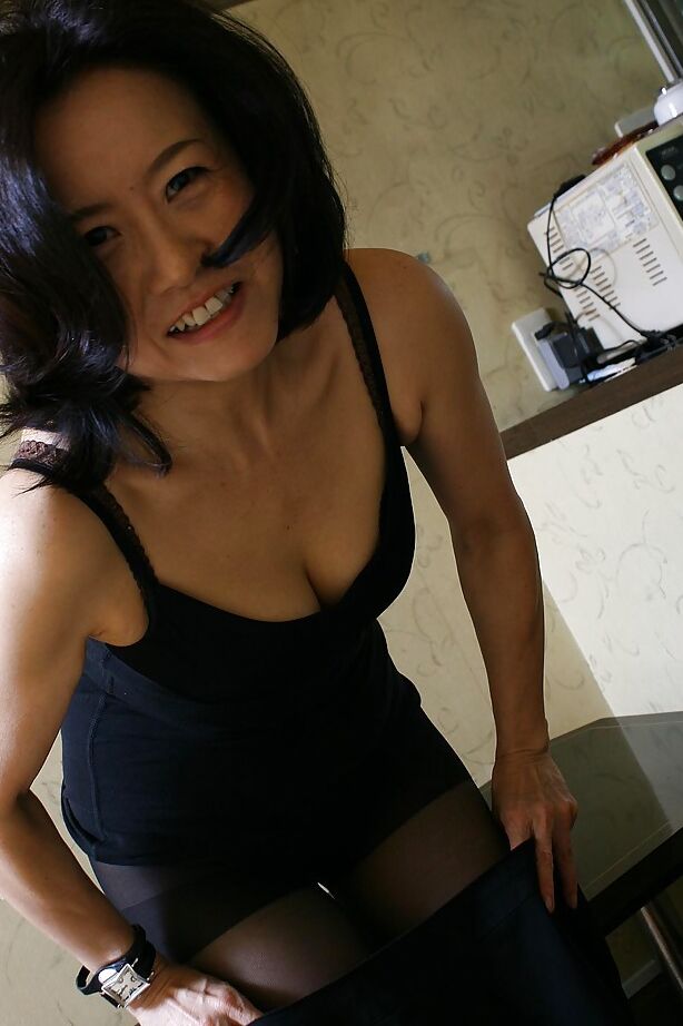 16P Junko Sakashita fait une action de succion de bite et de masturbation de chatte
