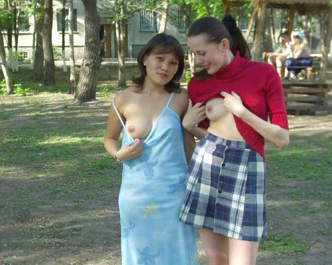 16P Lesbianas amateurs muestran sus tetas y sus culos en un parque antes de lamer sus coños