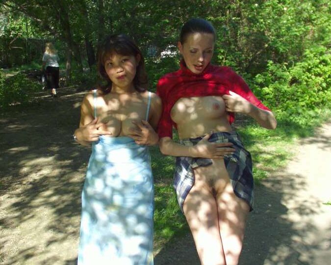 16P Lesbianas amateurs muestran sus tetas y sus culos en un parque antes de lamer sus coños