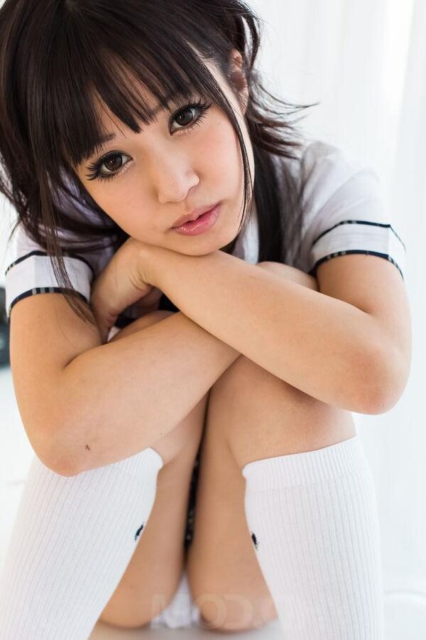 16P Boneca asiática Kotomi em camisa de uniforme mostra que adora chupar pau