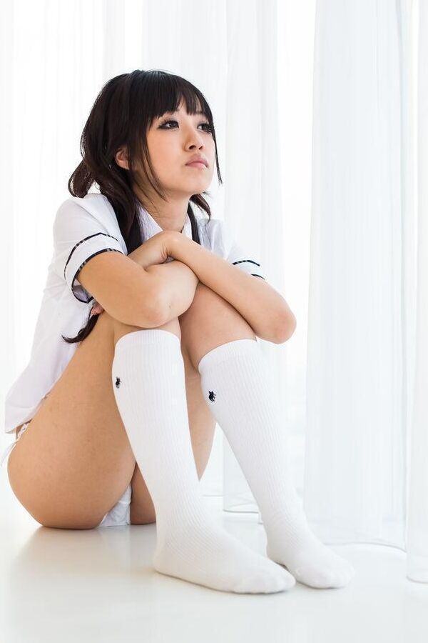 16P Boneca asiática Kotomi em camisa de uniforme mostra que adora chupar pau
