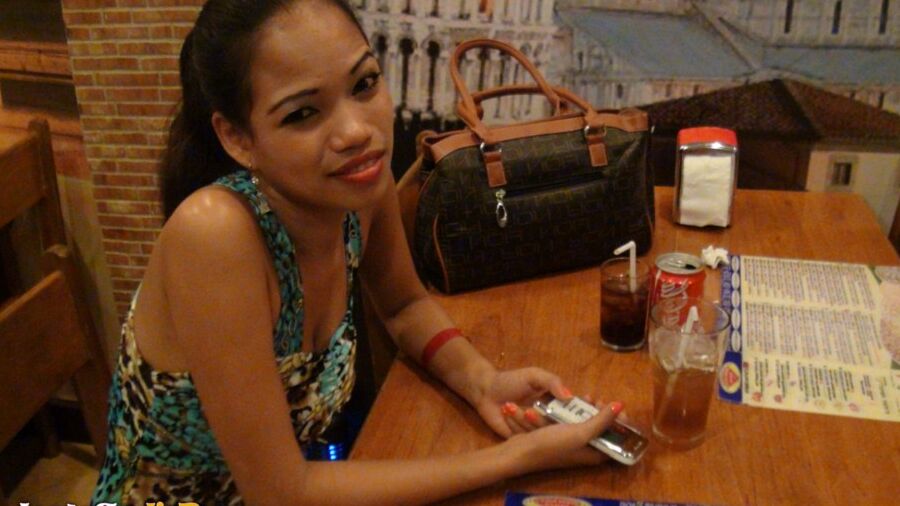 Namoro 15P pela Internet leva a sexo bêbado com uma filipina gostosa
