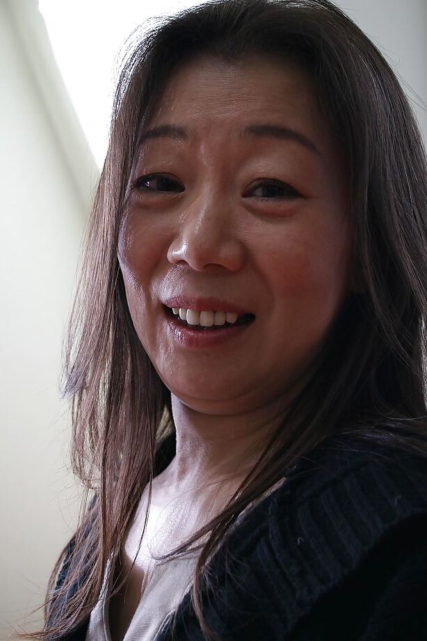 16P La morena asiática madura Yoshiko Makihara se luce en pantimedias sexys
