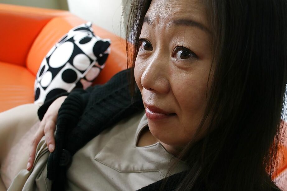 16P La morena asiática madura Yoshiko Makihara se luce en pantimedias sexys
