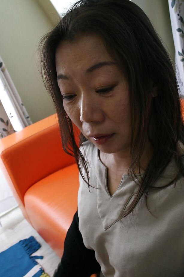 16P La morena asiática madura Yoshiko Makihara se luce en pantimedias sexys