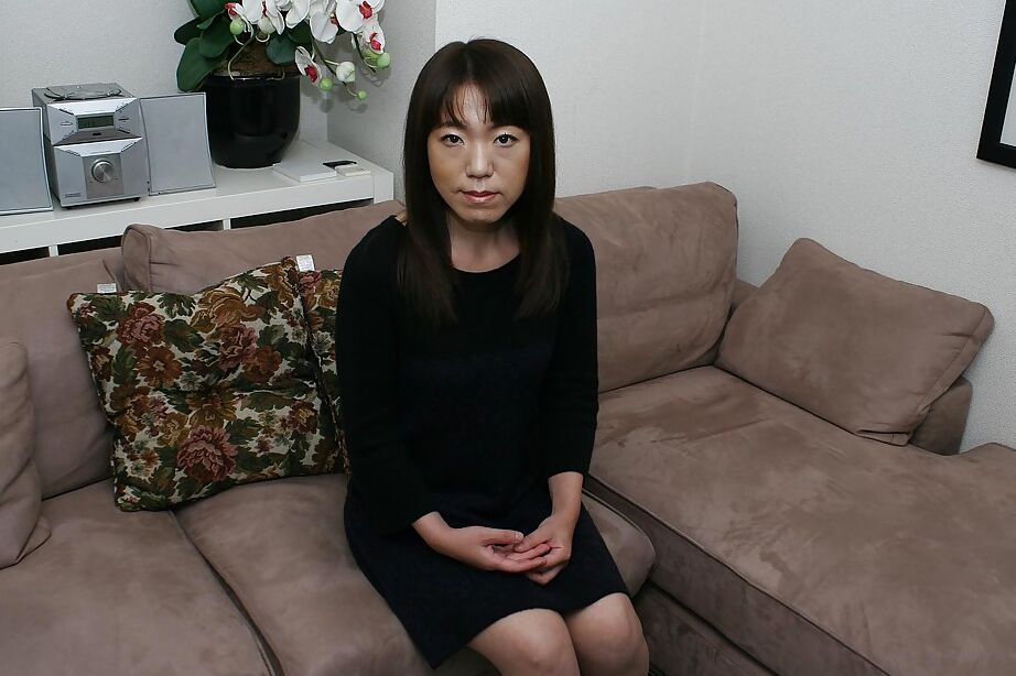 16P A bela vestida Kazue Hamano está revelando sua buceta asiática peluda em close