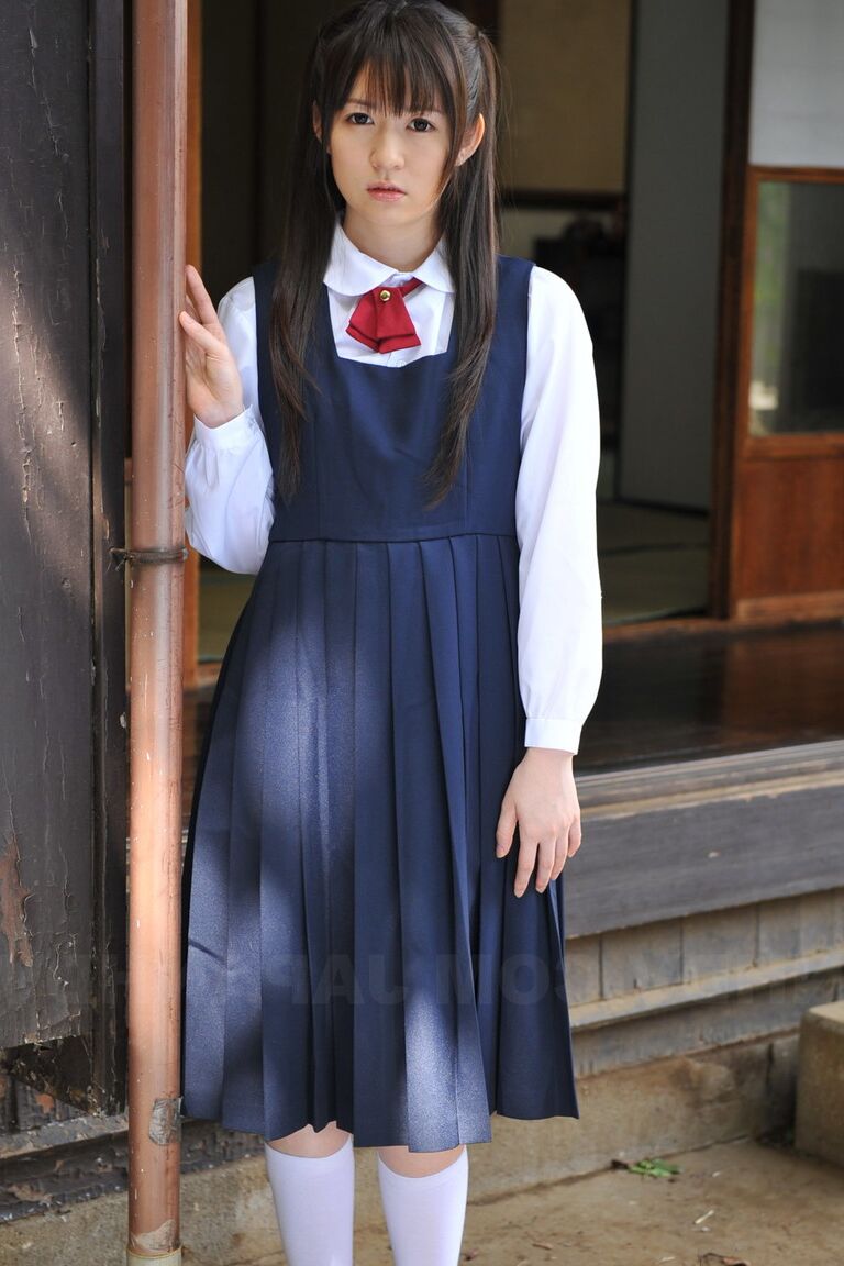 15P 庭でかわいい学生服を着てポーズをとる魅力的な日本人美女