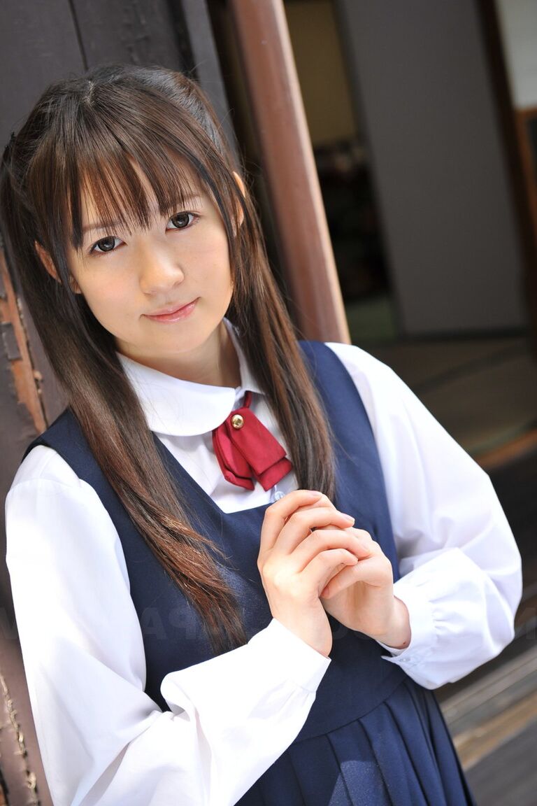 15P 庭でかわいい学生服を着てポーズをとる魅力的な日本人美女