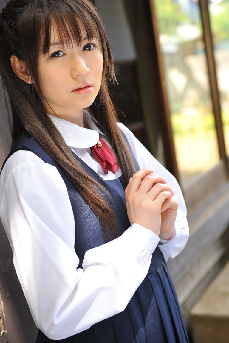 15P 庭でかわいい学生服を着てポーズをとる魅力的な日本人美女