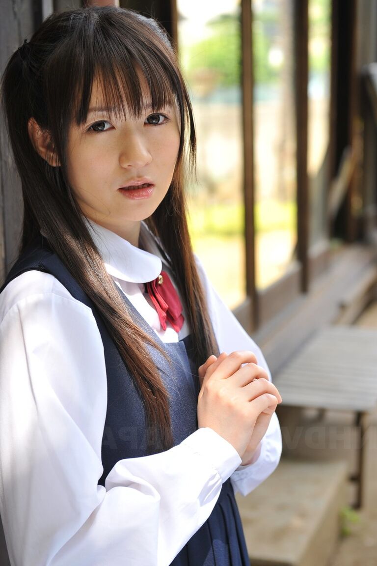 15P 庭でかわいい学生服を着てポーズをとる魅力的な日本人美女