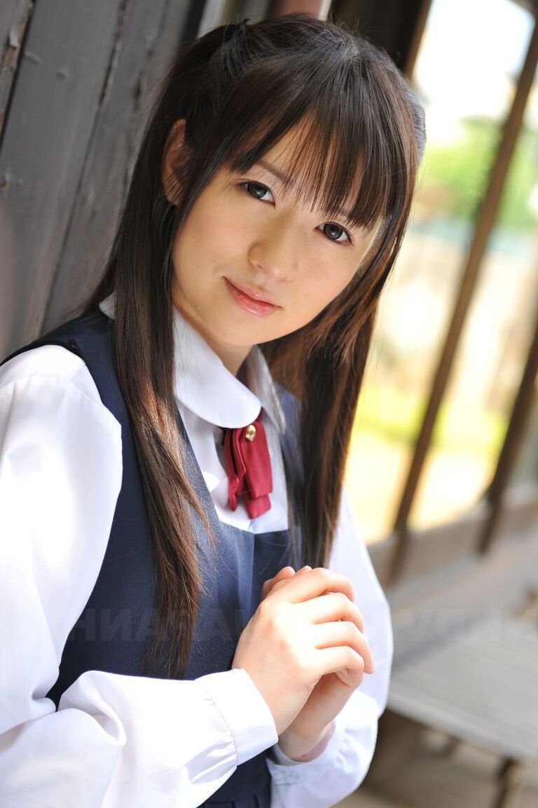 15P 庭でかわいい学生服を着てポーズをとる魅力的な日本人美女