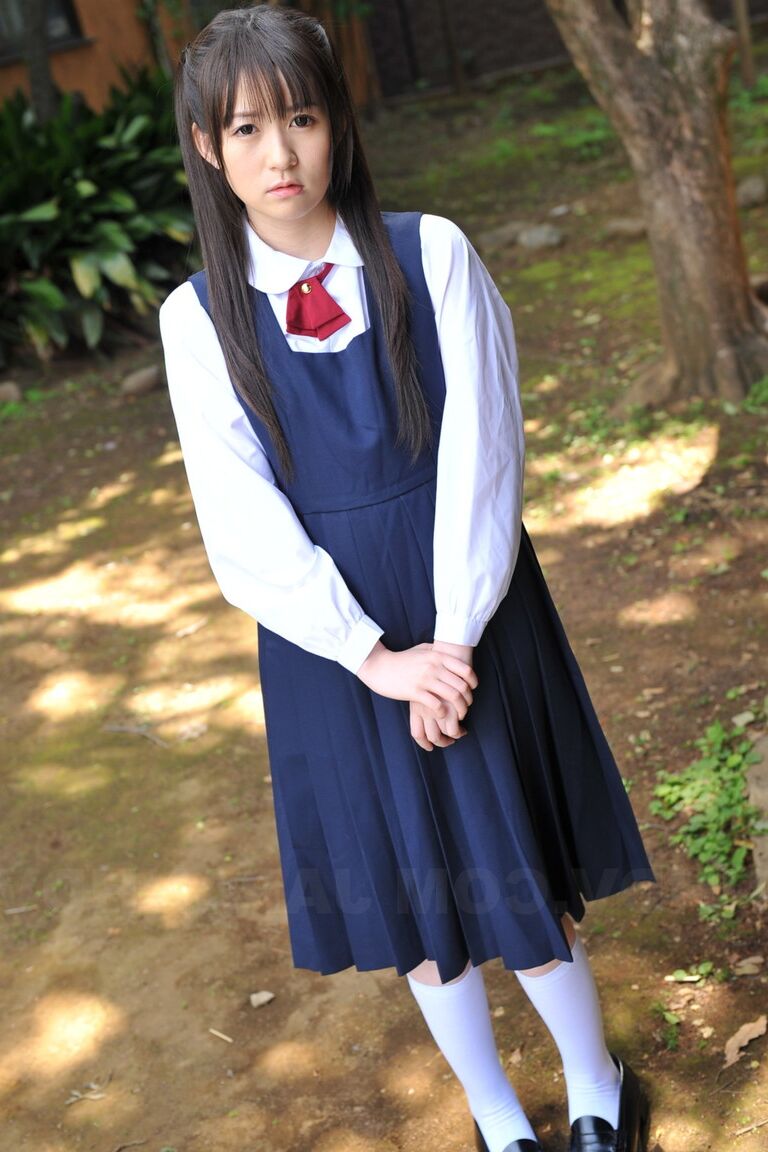 15P 庭でかわいい学生服を着てポーズをとる魅力的な日本人美女