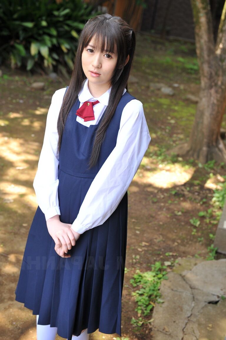 15P 庭でかわいい学生服を着てポーズをとる魅力的な日本人美女