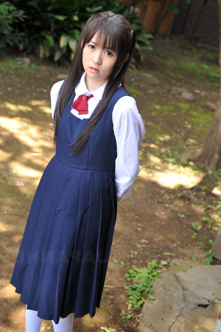 15P 庭でかわいい学生服を着てポーズをとる魅力的な日本人美女
