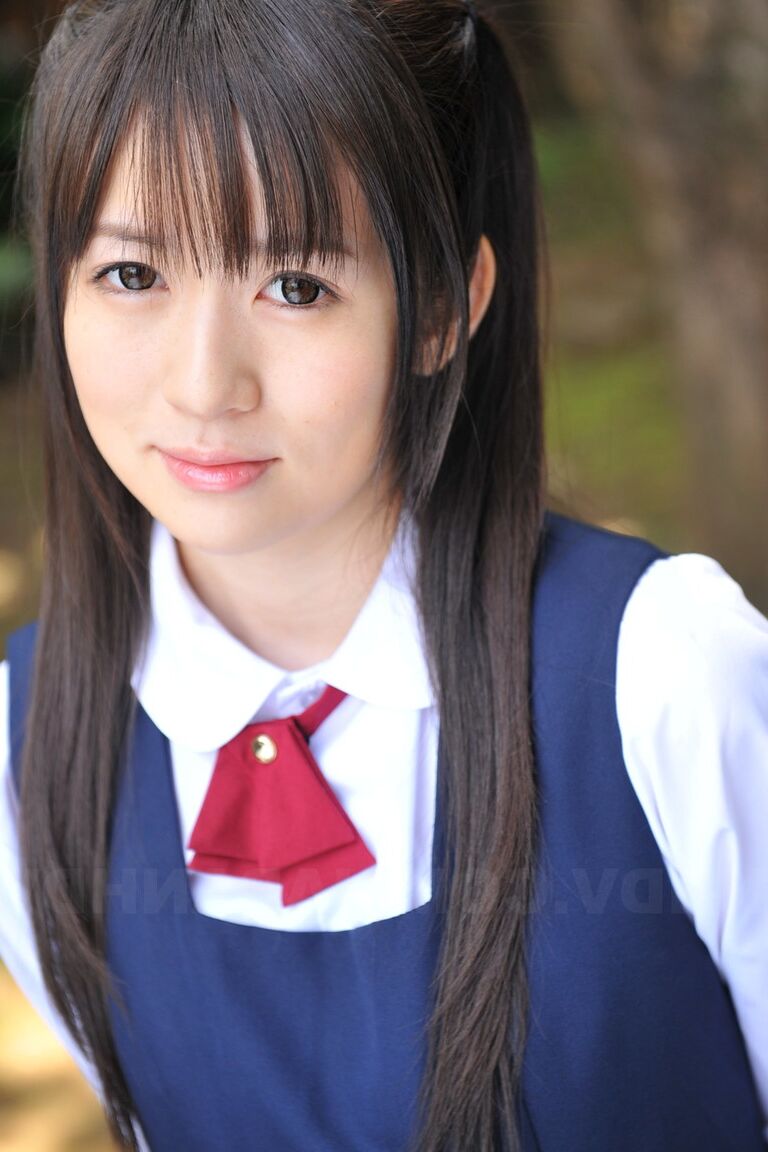 15P 庭でかわいい学生服を着てポーズをとる魅力的な日本人美女