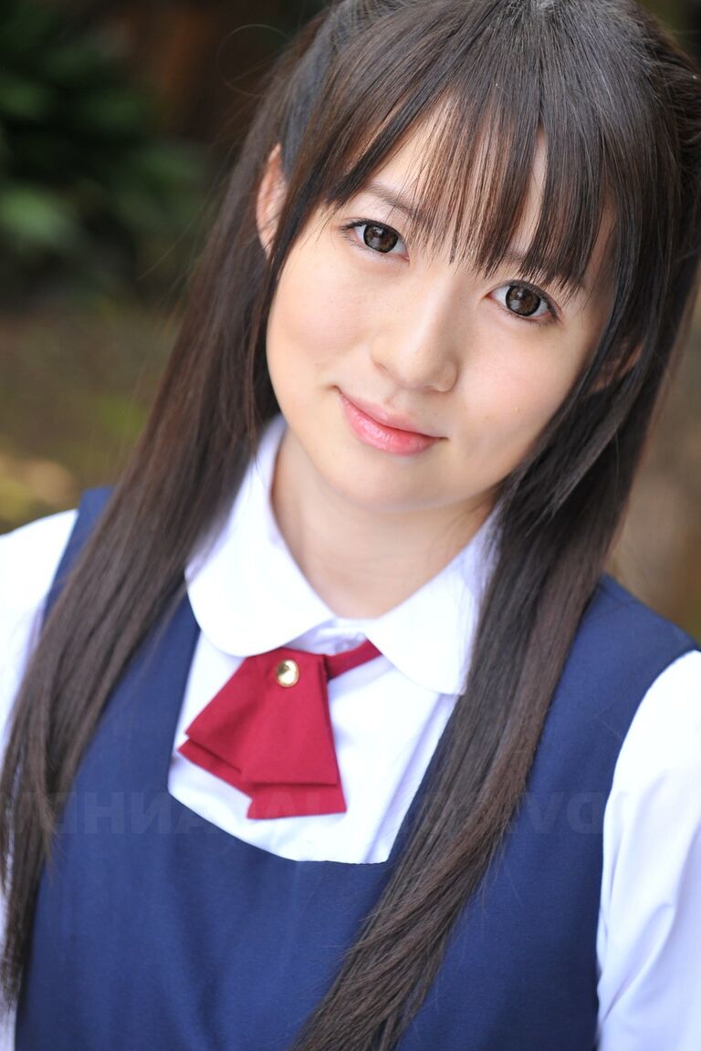 15P 庭でかわいい学生服を着てポーズをとる魅力的な日本人美女