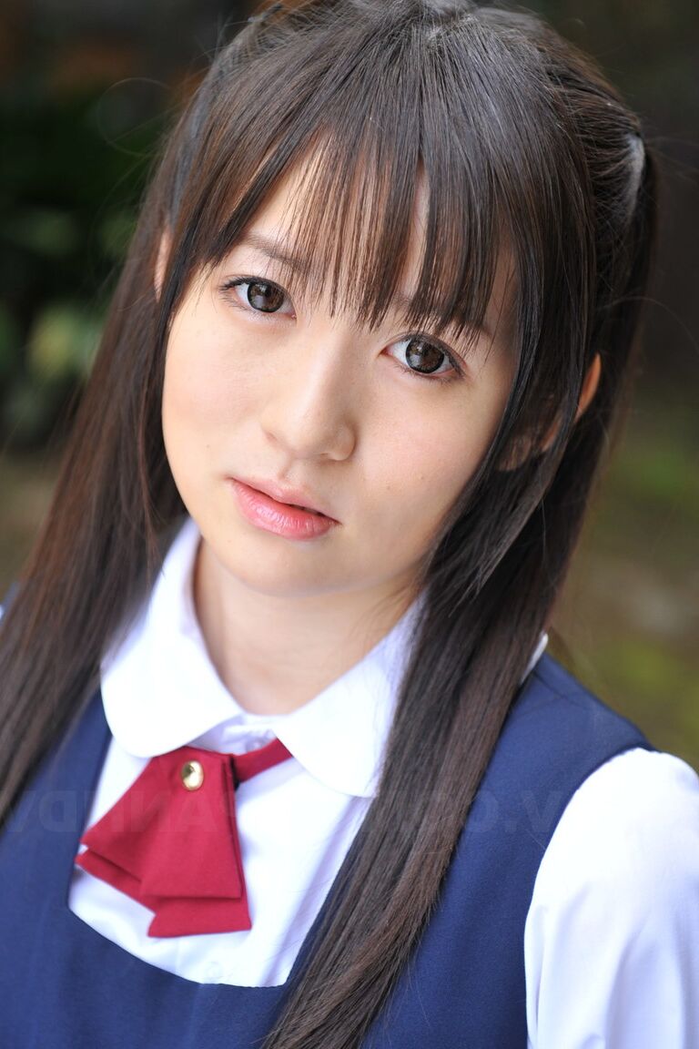 15P 庭でかわいい学生服を着てポーズをとる魅力的な日本人美女
