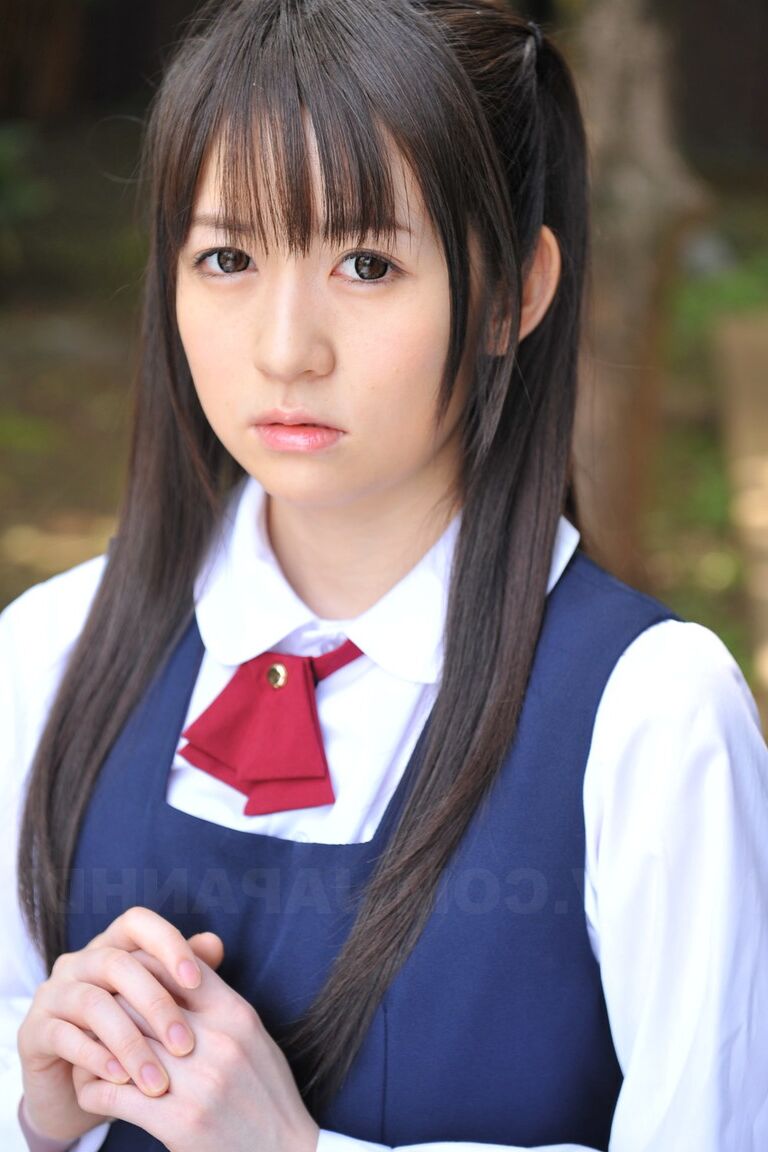 15P 庭でかわいい学生服を着てポーズをとる魅力的な日本人美女
