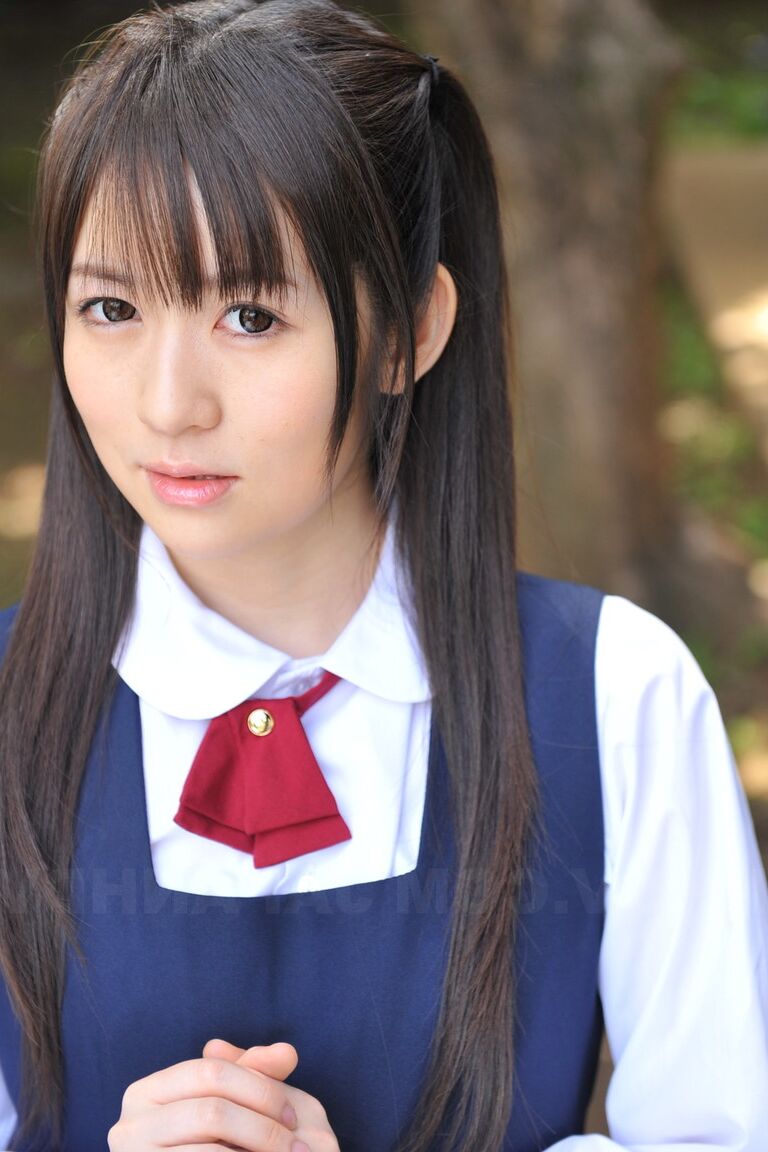 15P 庭でかわいい学生服を着てポーズをとる魅力的な日本人美女