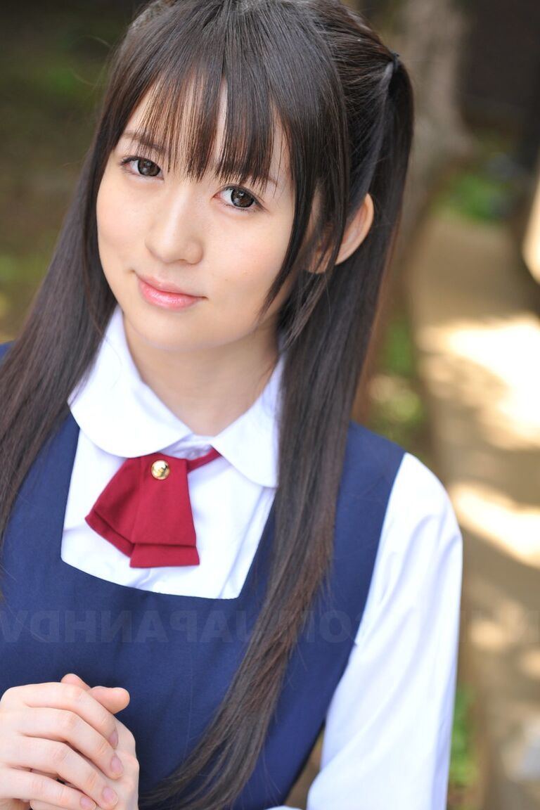 15P 庭でかわいい学生服を着てポーズをとる魅力的な日本人美女