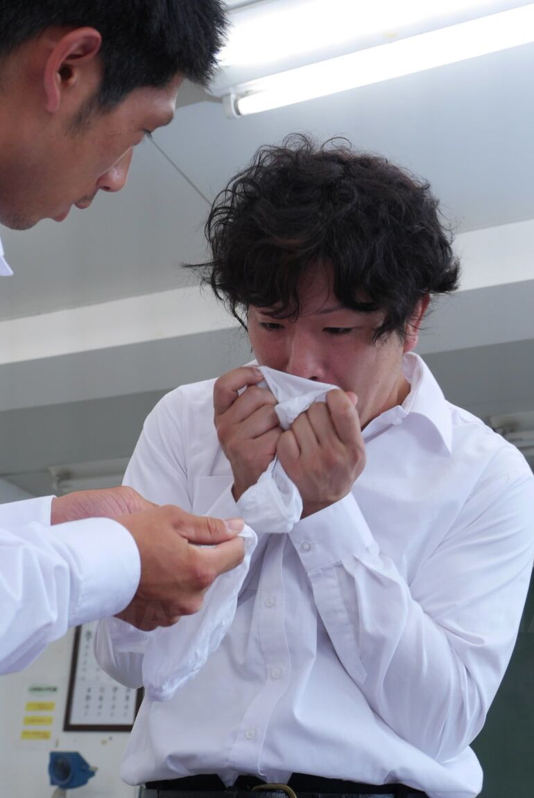 21P La brune japonaise Kaede Oshiro se prend une érection dans son vagin poilu