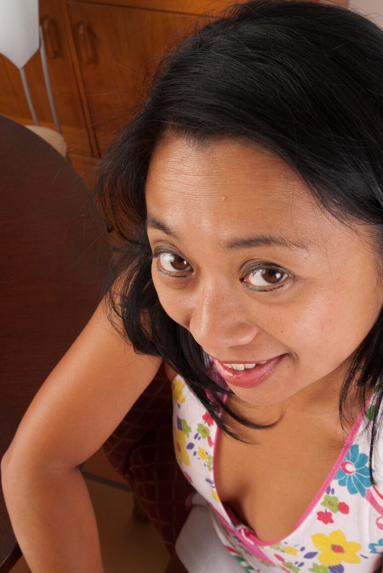 21P Lucky Starr, une petite maman asiatique, se déshabille et écarte sa chatte mature.
